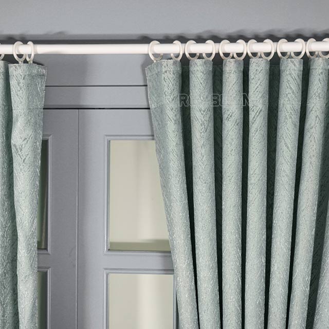 Phụ kiện rèm cửa vải buông khá đơn giản và dễ tìm hơn