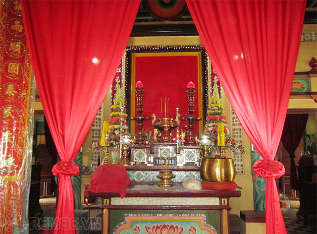 Rèm vải đỏ thường được sử dụng cho không gian thờ cúng