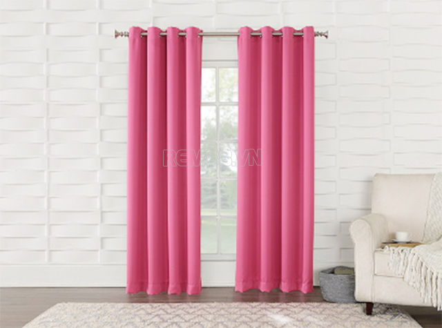 Mẫu rèm cửa màu hồng đậm được nhiều người yêu thích