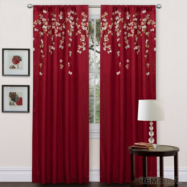 Rèm cửa màu đỏ cổ điển tạo nên một sự lịch sự, trang nhã, cổ xưa