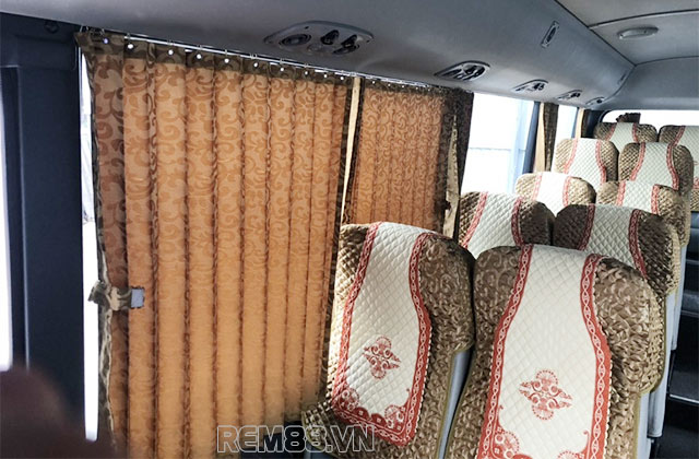 Sử dụng rèm cửa chuyên dụng cho xe Ford Transit giúp bảo vệ nội thất tốt hơn