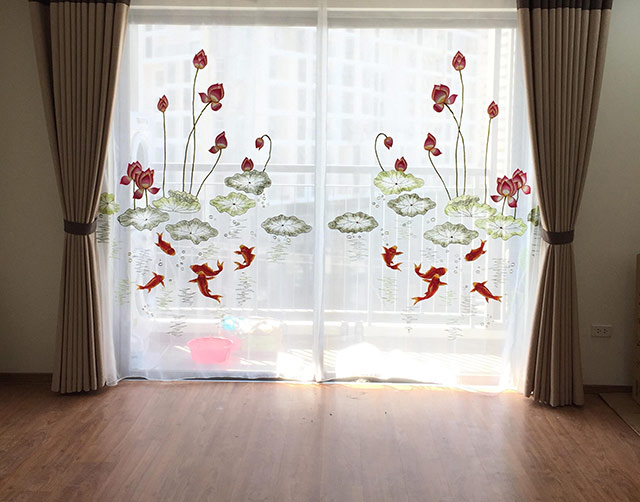 Phòng ngủ nhẹ nhàng với rèm hoa voan 2 lớp