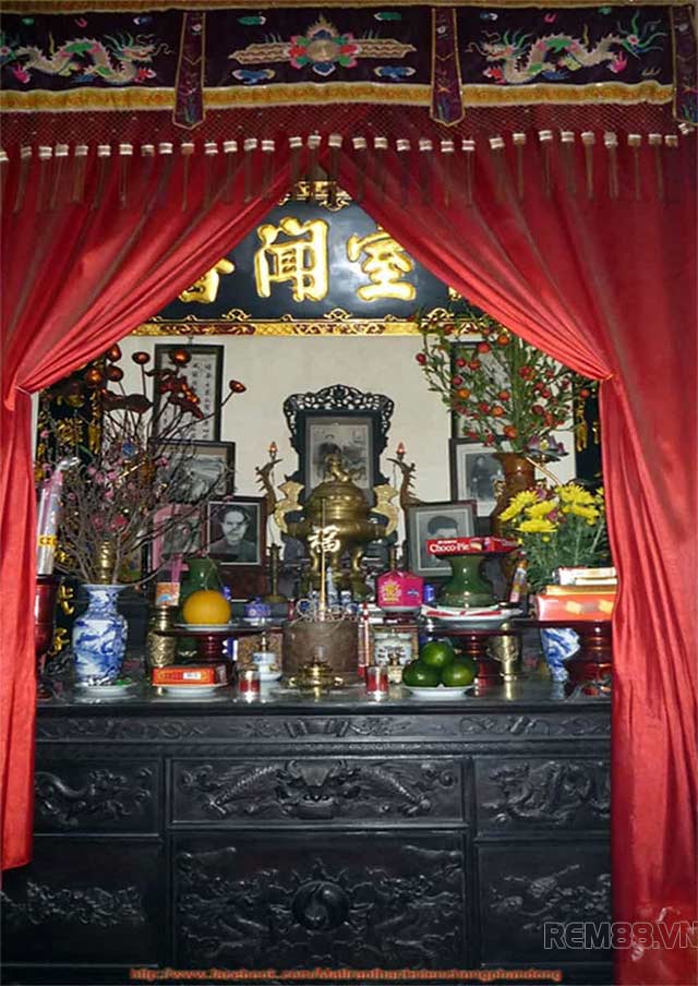 Rèm cửa màu đỏ được lắp đặt tại phòng thờ trong mỗi gia đình Việt Nam