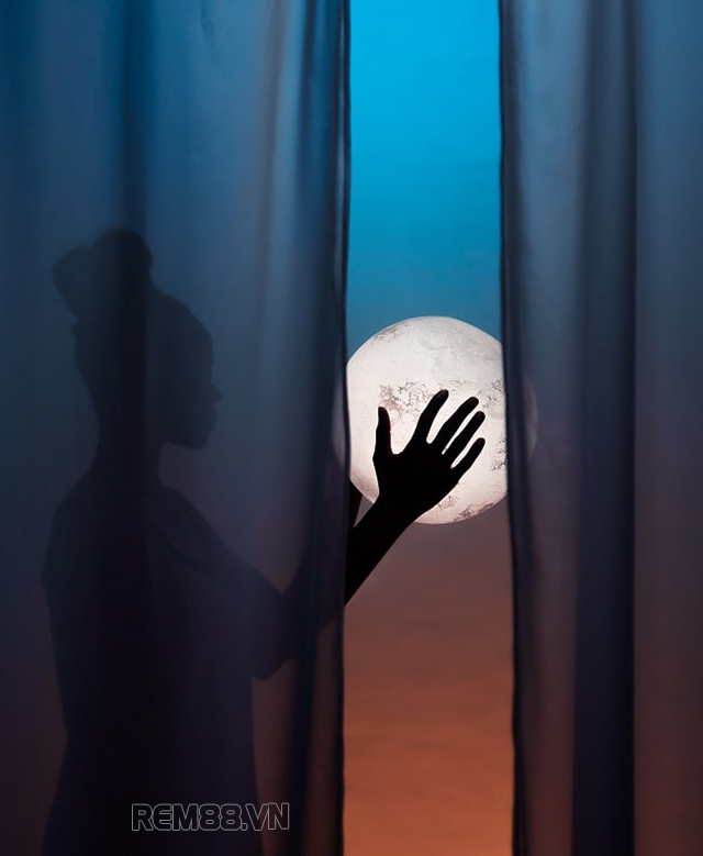 chụp ảnh với rèm cửa cùng ánh trăng