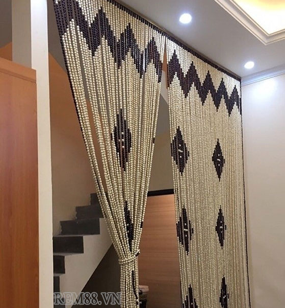 rèm hạt gỗ phòng khách giúp mang lại một vẻ đẹp và sự sang trọng lịch sự cho những cuộc nói chuyện