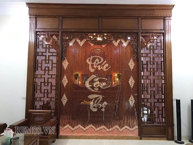 rèm hạt gỗ phòng thờ đang là một trong những loại rèm cửa không thể thiếu trong các gia đình